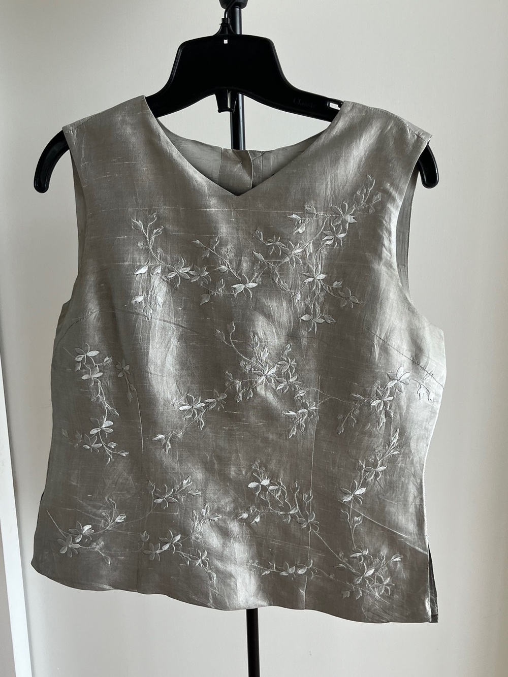 Silkland Top Womens silver Sleeveless Embroidered 100% Silk Lined V Neck cropped